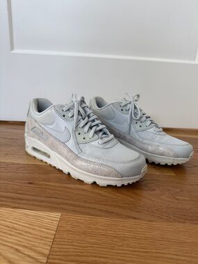 Nike Women's Light Grey Metallic Accent Sneakers